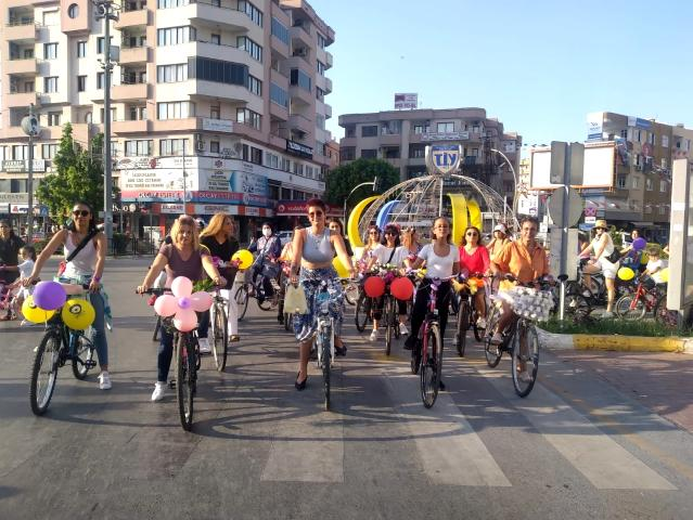 Tarsus'ta Süslü Kadınlar Bisiklet Turu